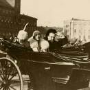Paret kjørte i åpen vogn gjennom mange av Oslos bydeler dager før bryllupet (Fotograf ukjent, Det kongelige hoffs fotoarkiv)